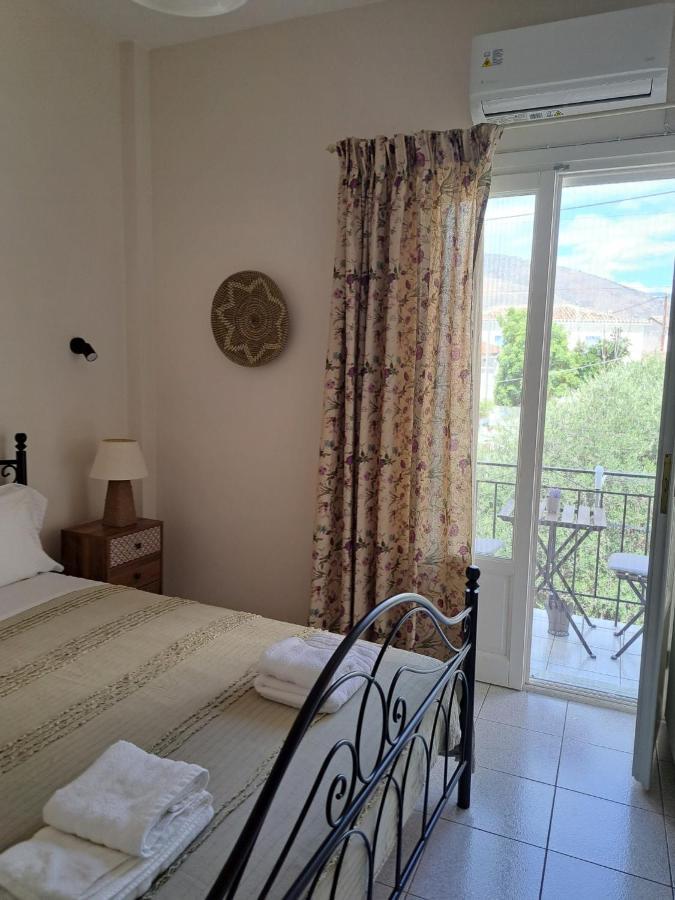 Penny'S Beach Cottage Galaxídhion Esterno foto